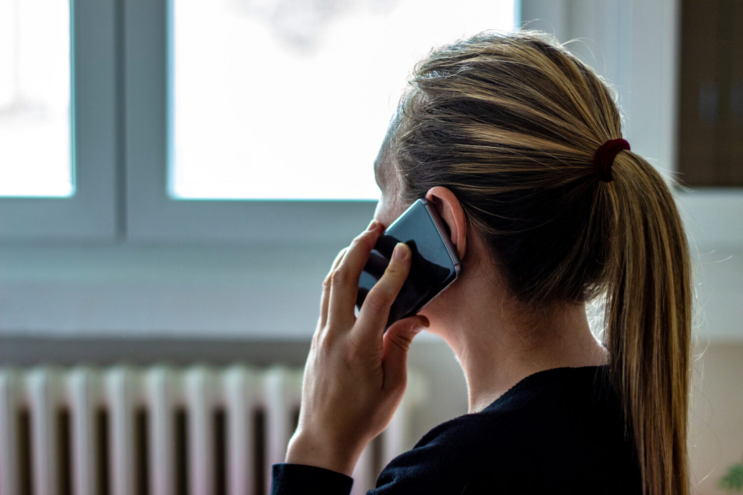 Een vrouw belt met de telefoon.