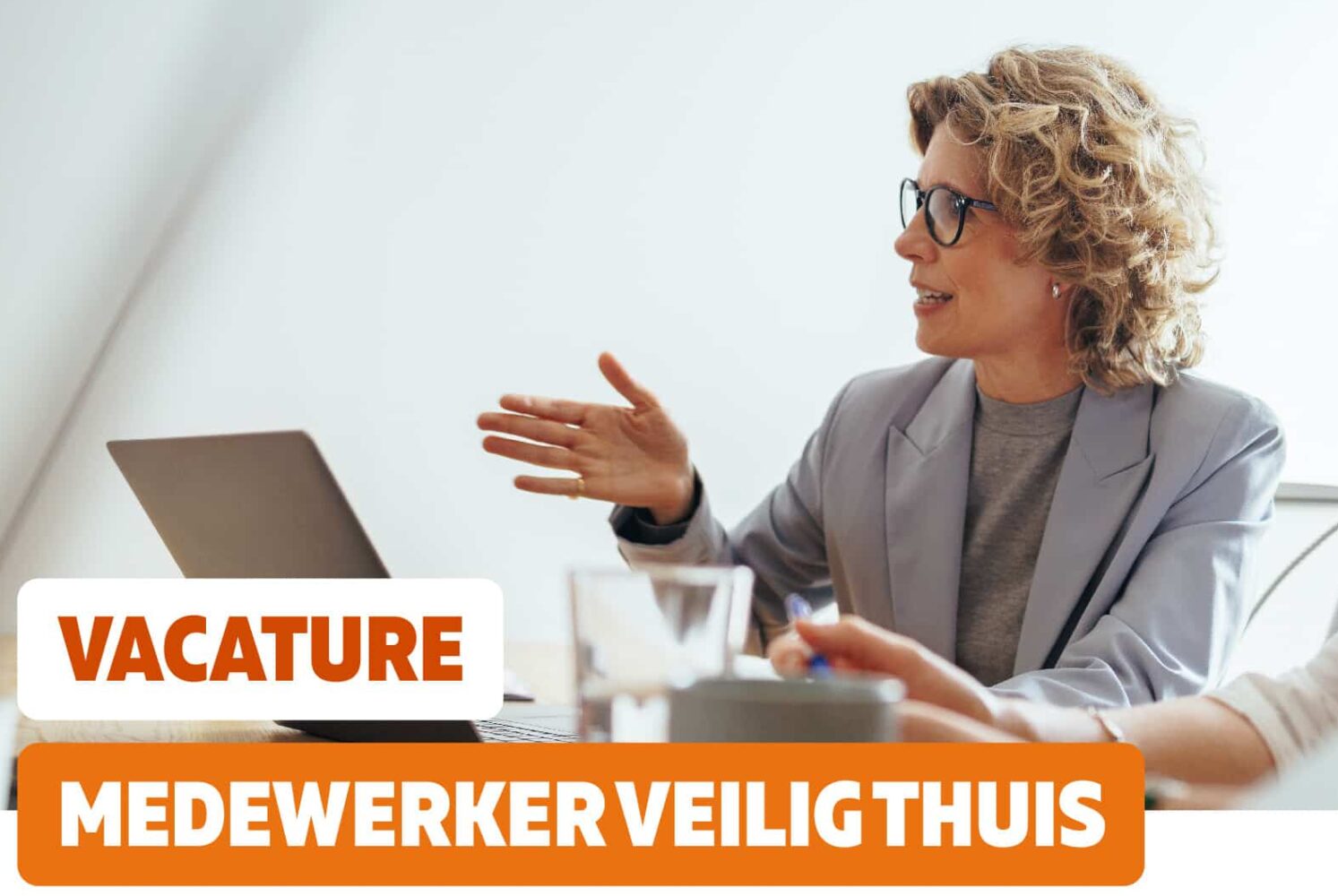 medewerkster Veilig Thuis achter laptop in gesprek